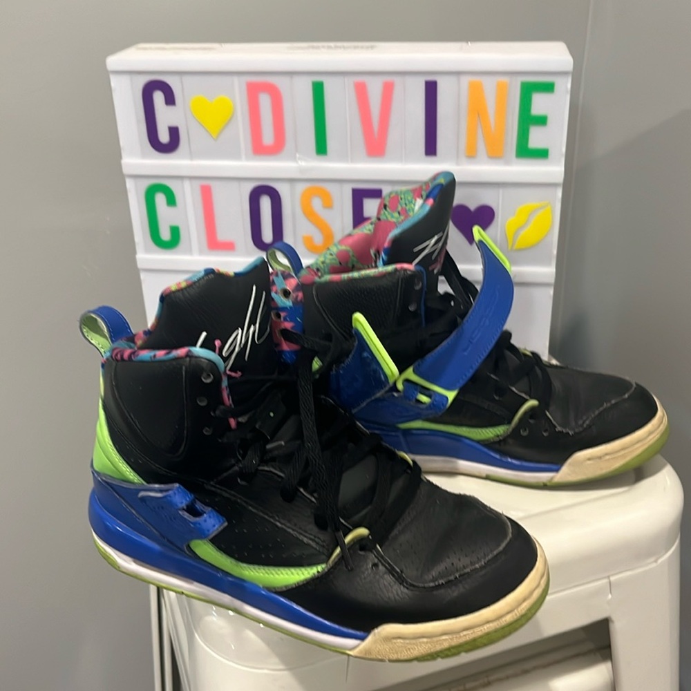 Jordan shoes ! Size YOUTH 4.5!